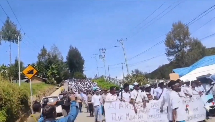 Ratusan Siswa SD Hingga SMA di Paniai Long March Demo Tolak MBG, Tuntut Sekolah Gratis